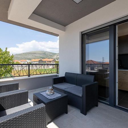 Apartments Maya & Tina Trogir Bagian luar foto
