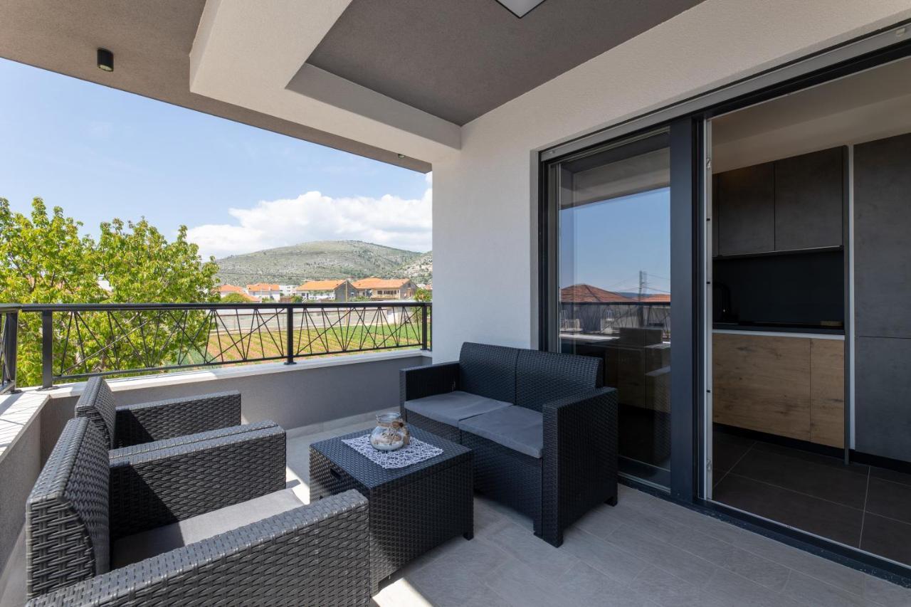 Apartments Maya & Tina Trogir Bagian luar foto