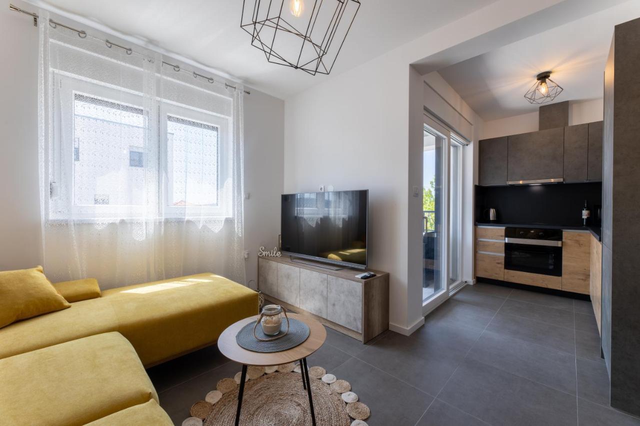 Apartments Maya & Tina Trogir Bagian luar foto