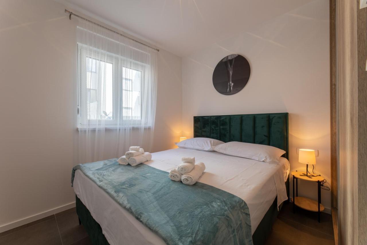 Apartments Maya & Tina Trogir Bagian luar foto