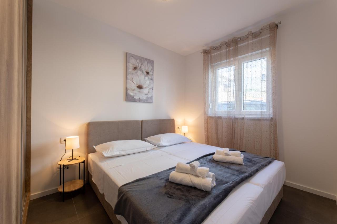 Apartments Maya & Tina Trogir Bagian luar foto