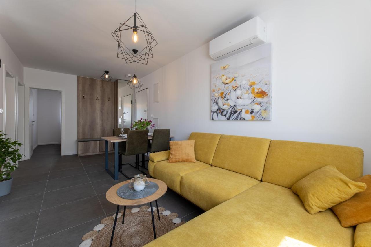 Apartments Maya & Tina Trogir Bagian luar foto