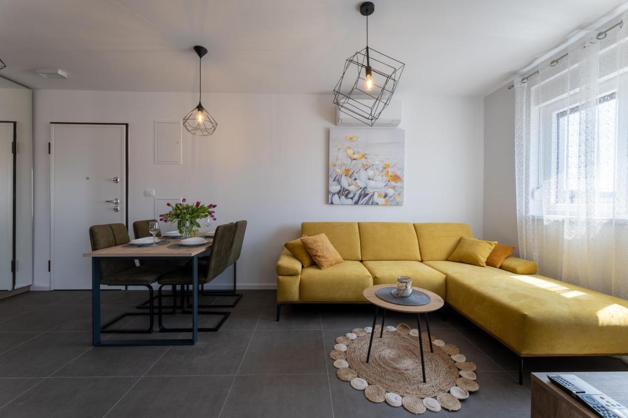 Apartments Maya & Tina Trogir Bagian luar foto