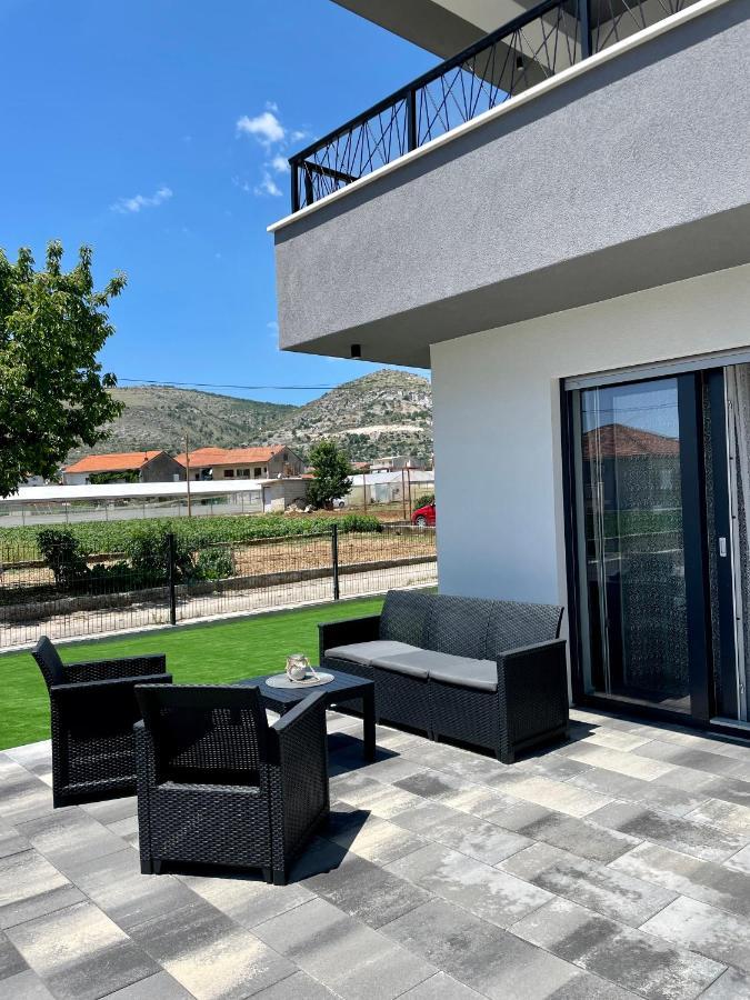 Apartments Maya & Tina Trogir Bagian luar foto